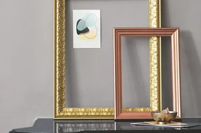 Zwei Bilderrahmen auf schwarzem Tisch